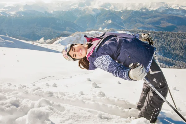 Esqui. Mulher esporte feliz em montanhas nevadas — Fotografia de Stock