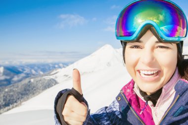 Mutlu kız Kayak veya snowboard moda maske gözlük giyinmiş