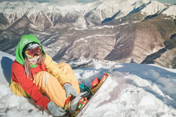 Snowboard kız arka planda yüksek dağın Alpler, İsviçre — Stok fotoğraf