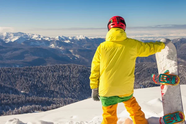 Aventura al deporte de invierno. Chica snowboarder — Foto de Stock