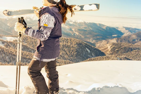Esqui. Mulher esporte feliz em montanhas nevadas — Fotografia de Stock