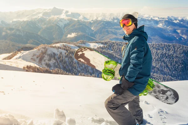 Äventyr till vintersport. Snowboardåkare man vandra på berget — Stockfoto