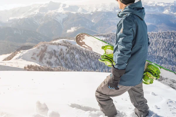 Kış sporları için macera. Snowboard adam Dağı'nda hiking — Stok fotoğraf