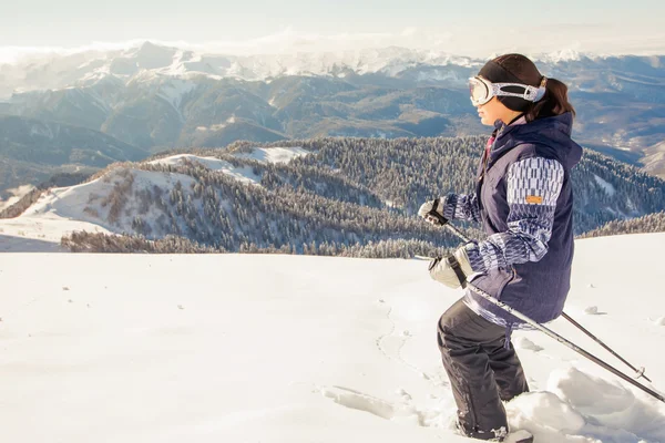 Mulher esquiador cavalgando em pó neve profunda — Fotografia de Stock