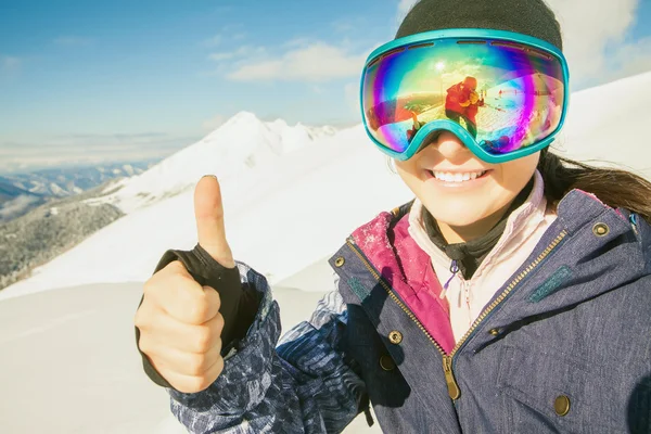 Menina feliz vestida com óculos de esqui ou snowboard moda máscara — Fotografia de Stock