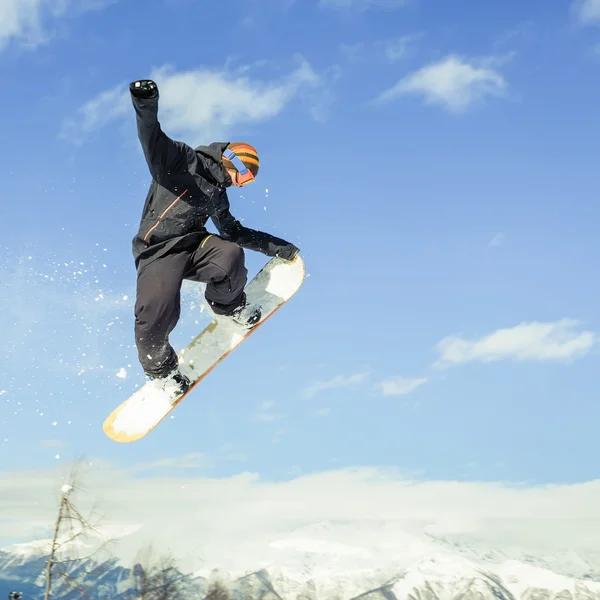 Dağ yukarıda yüksek atlama yapıyor snowboarder — Stok fotoğraf