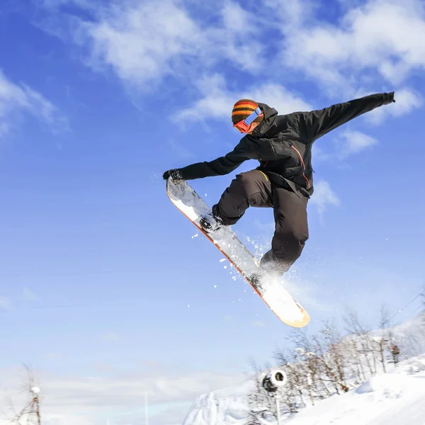 Dağ yukarıda yüksek atlama yapıyor snowboarder — Stok fotoğraf