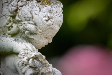 Bokeh 'te kırmızı ve yeşil arkaplana karşı Barok Heykeli