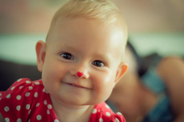 Un felice bambino caucasico sorridente in rosso — Foto Stock