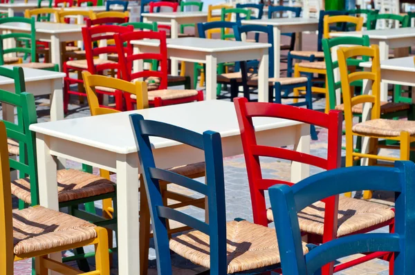 A szabadtéri kávézó-tarka görög székek Jogdíjmentes Stock Képek