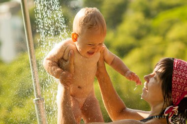 Gün ışığında bir duş alarak bebek kız