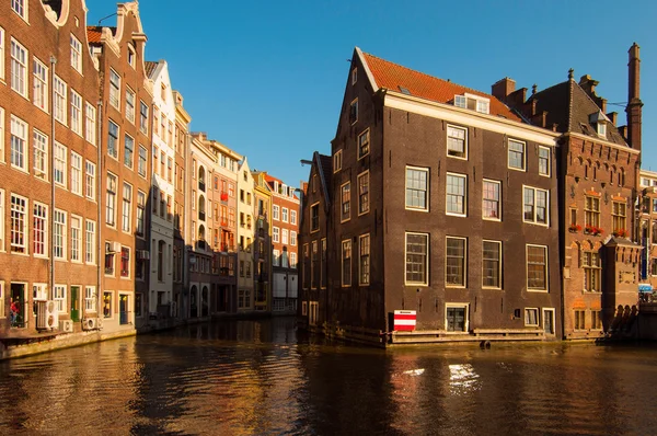 Будівель, повернутих каналу в Амстердамі — стокове фото