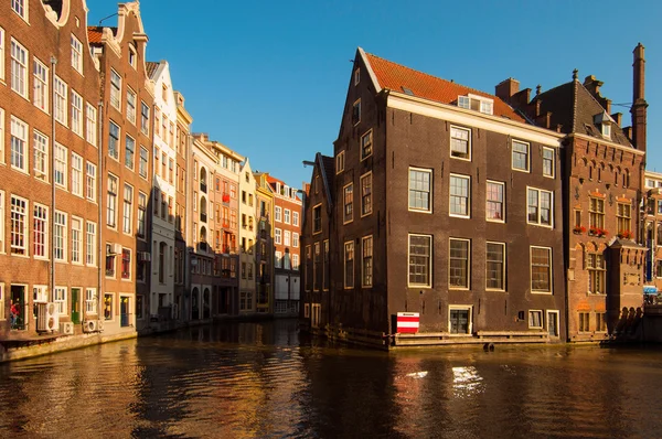 Gebouwen geconfronteerd met een kanaal in Amsterdam — Stockfoto