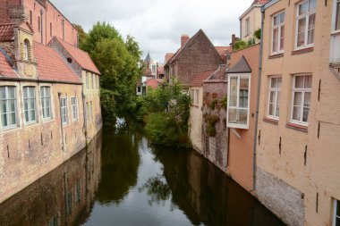 Bruges, Belçika. Kanal ve tipik binaların manzarası.