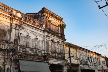 Eski evde Thalng Phuket eski tarihi bir yol üzerinde baslïyordu 