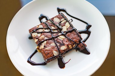 Badem ile kek sıcak şekerleme ve çikolata sos servis bir 