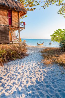 Lipe Beach'de bir yürüyüş yolları ile güzel bir sabah