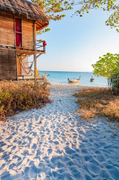 Uma bela manhã com um caminho para a praia em Lipe é — Fotografia de Stock