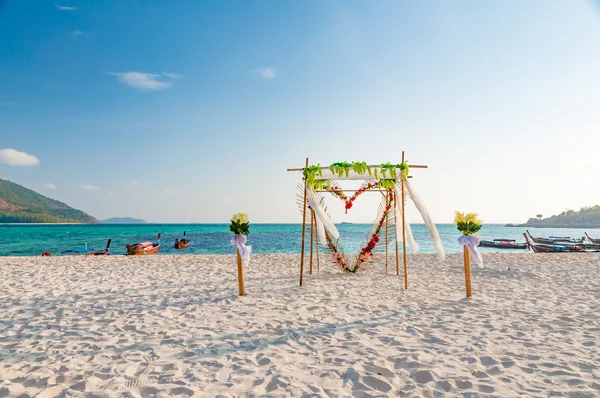 Bonita decoração floral arco de casamento na praia — Fotografia de Stock