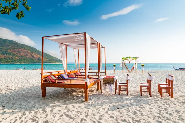 パビリオン椅子と日当たりの良い bl のビーチで結婚式アーチのセットアップ — ストック写真