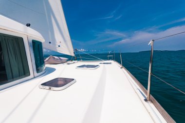 Phuket Isl güneyinde lüks yat Aziz sırasında üst güverte