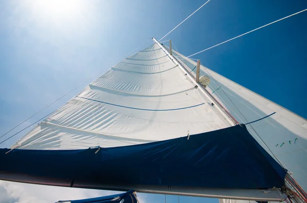 Σκάφος αναψυχής σε ομαλή ανέμου με γαλάζιο ηλιόλουστο ουρανό μέρα — Φωτογραφία Αρχείου