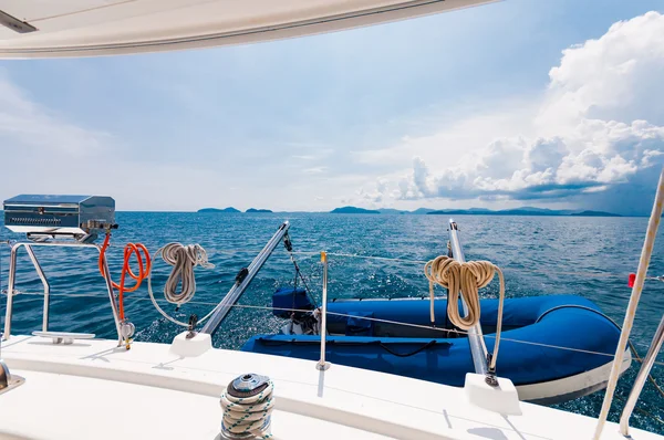 Arka pis ile lüks yat ve Barbekü partisi aletleri