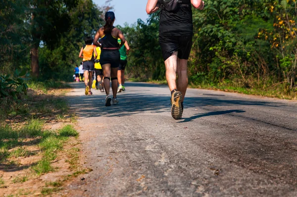 Trilha corredores sprint sua corrida com roupas suadas no pavimento — Fotografia de Stock