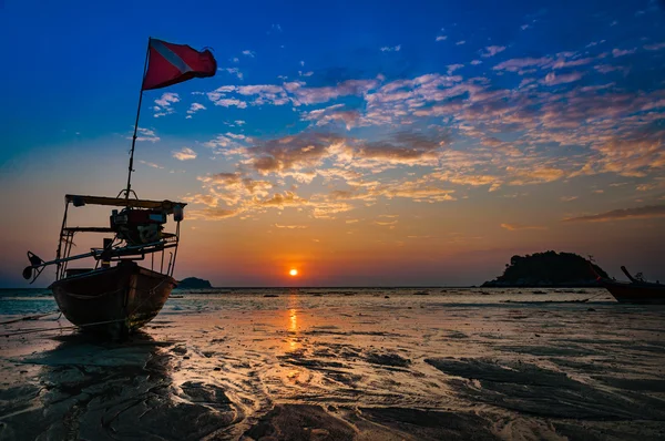 Pláž v noci. Dawn čas během východu slunce s tradičními — Stock fotografie