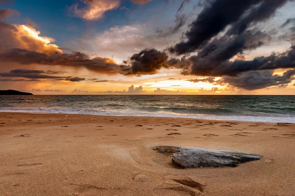 Momento mágico após o pôr-do-sol com belas nuvens e chuva. Twilig. — Fotografia de Stock