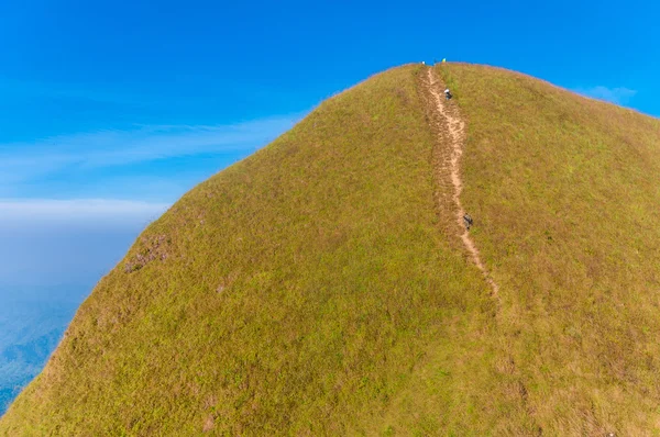 Kanchanaburi itibariyle Dağları'nın (Khao Chang gitti) üzerinde hiking turist