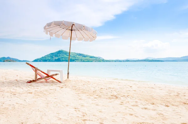 Rang Yai iland, Tayland, güneşli bir plaj sandalyesi