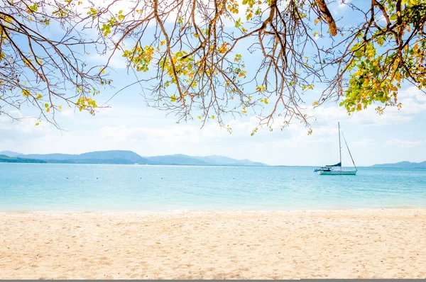 Barco à vela atracando em frente à praia na ilha Rang Yai, Tailândia — Fotografia de Stock