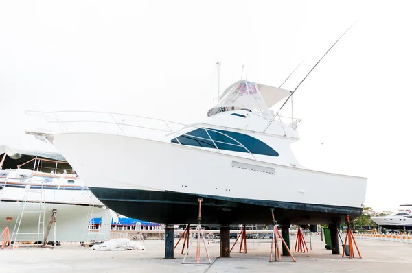 Kleine motorboot op de scheepswerf van wachten voor onderhoud — Stockfoto