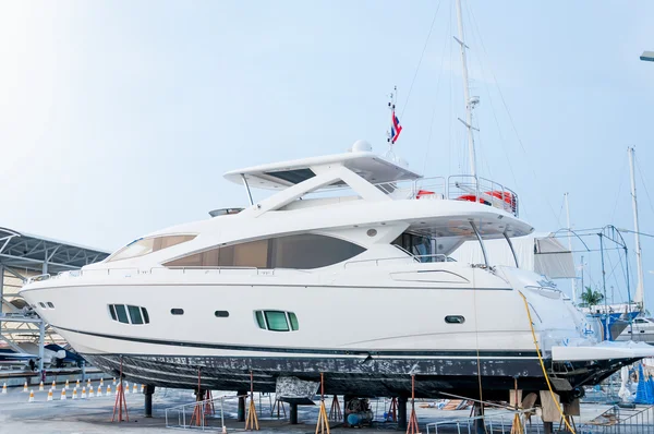 Bir bakım devam eden yat