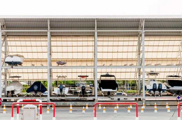 Motorbot raflarda bir bakım için bekliyor