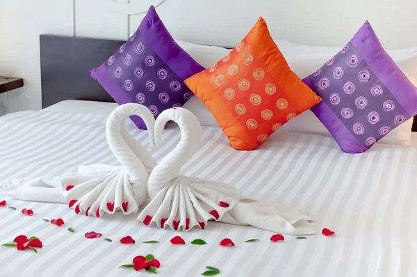 Hotel beding kuğu origami ile