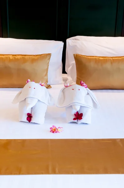 Şirin filler origami yatakta