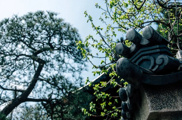 Starý styl japonské střechy v chrámu — Stock fotografie