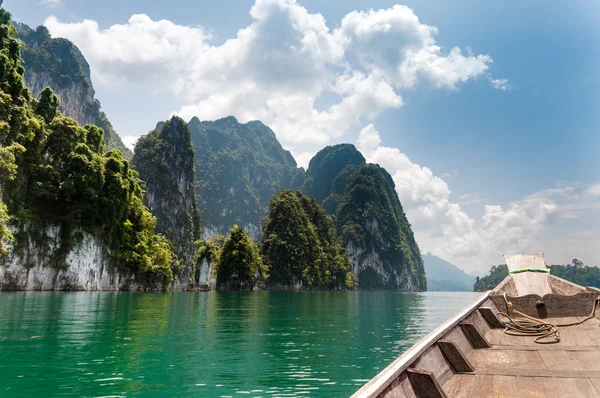 Kalksteinfelsen und Langschwanzboot am Kausee, Thailand — Stockfoto