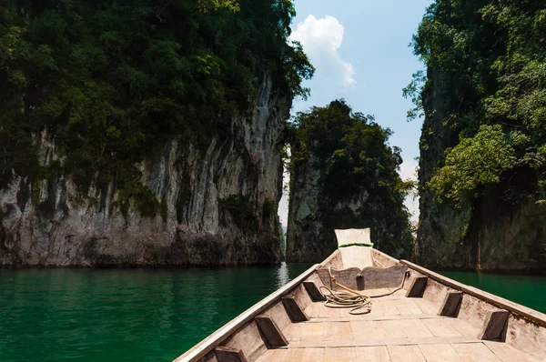 Longtail boat stopped at granite rock, Cheow Lan Lake, Thailand — Stock Photo, Image