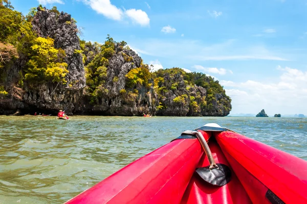 Kanufahren entlang der Felsen und Felsen in der Phang Nga Bucht, Thailand — Stockfoto