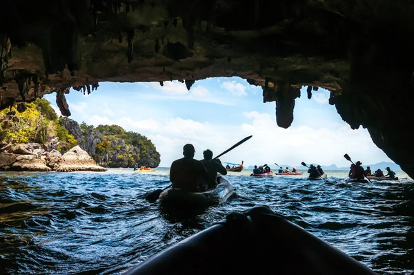 Прокатиться на каноэ через пещеру в лагуну в заливе Пханг Нга, Тайский — стоковое фото