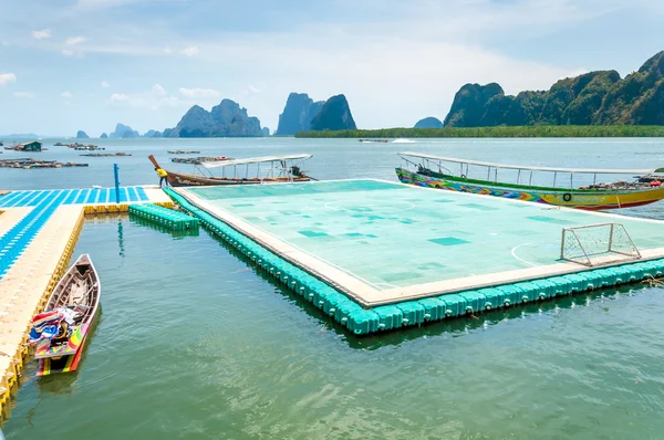 Panyee Köyü'nde kayan futbol sahası