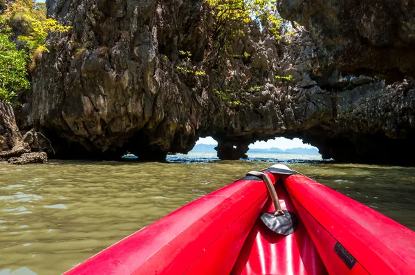 Kanufahren durch die Höhle in die Lagune an der Phang Nga Bucht, Thailand — Stockfoto