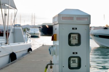 Güç ve su kaynakları bezelye rıhtım tekne için Marina'da