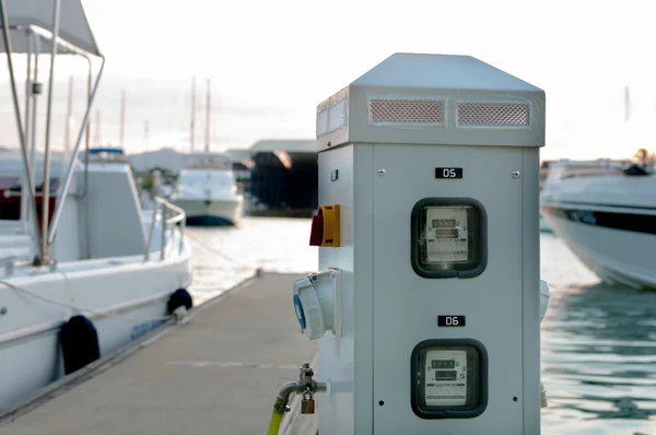 Güç ve su kaynakları bezelye rıhtım tekne için Marina'da