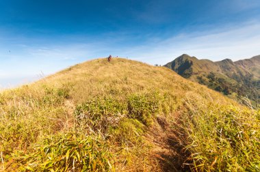 Turistler, Kanchanabur Dağları'nın (Khao Chang gitti) üzerinde hiking