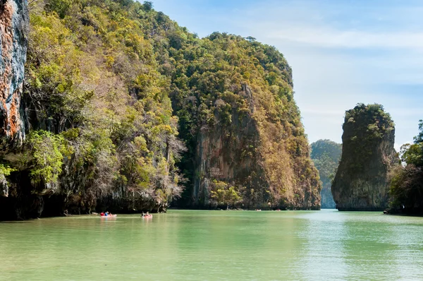 Touristen beim Kanufahren auf der Insel Hong, Phang Nga Bay — Stockfoto