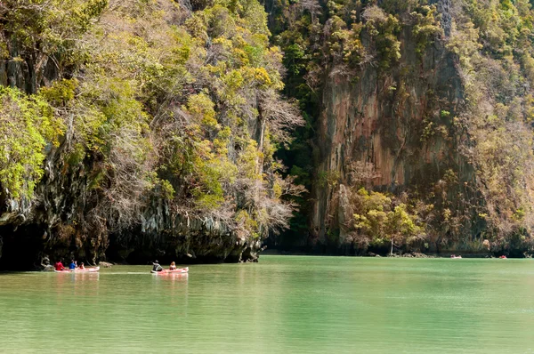 Touristen beim Kanufahren auf der Insel Hong, Phang Nga Bay — Stockfoto